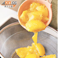 將橙分隔出來，把橙攪拌成蓉，過程中可隔走汁液。
