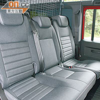 後座能讓三名乘客安坐，亦能透過收摺功能增加載物空間。
