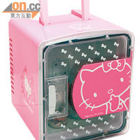 粉紅吉蒂<br>美如粉紅色行李箱的Hello Kitty冰箱，內有實用的8公升容量，可不只是玩具咁簡單。<br>售價：$1,880（e）