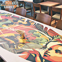 餐廳找來了著名的畫家Dragon 76為大餐枱畫上型格畫像。