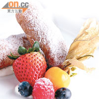 Cannoli With Candied Oranges  $80（a）<BR>將血橙橙皮以干邑及糖水浸泡過後，與忌廉等捲成Cannoli，新鮮忌廉與濃香血橙讓整道甜品層次複雜味美，難怪長期熱賣。