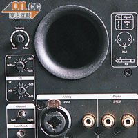 音箱背部備有同軸、RCA及平衡插口，能透過調校掣控制喇叭音量。
