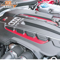 經專業調校的4公升TFSI引擎，可輸出560hp馬力。