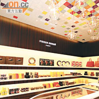 店子的骰，天花與牆身用了色彩鮮艷的瓷磚，像是代表不同的香味。