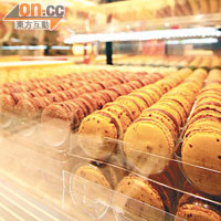 所有法式小圓餅每日由巴黎新鮮運到，儲存在約15℃的雪櫃裏面。