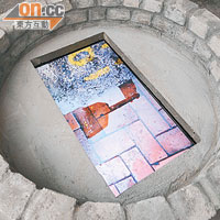 鄧國騫作品《未雨後》，以水井展示其拍攝的水窪照片。