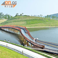 順天人工湖的曲橋，就是模仿順天灣河道的彎勢而設計。