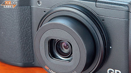 28mm F2.8大光圈鏡頭配合APS-C感光元件，機身一樣咁纖巧。售價：$6,490