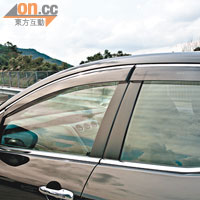 兩邊車窗加裝雨擋，可免除雨水滲入車廂的問題。