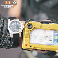 左手戴有軍錶及GPS定位儀，兩者都有舊化感，勁認真！