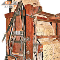 工業革命後研製而成的Jacquard Loom（提花織機）。