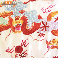 中國以往出產的絲綢作品都是供皇帝家族使用，所以「龍」便經常成為主角。