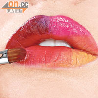 Step 4：在下唇1/4位置搽上橙紅色唇膏，之後同樣於接駁處搽上桃紅色唇膏。