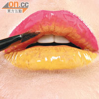 Step 4：於上唇中央位置，再塗一層橙紅色唇彩。