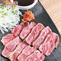 日本產火炙牛肉刺身 $130<BR>燒肉店少有火炙刺身奉客，證明對自家食材之信心，佐以自家調製的辣醬蘿蔔蓉醋汁同吃，鮮香甜美！