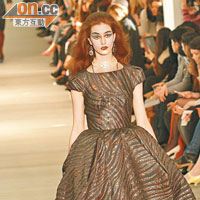 富維多利亞色彩的晚裝裙，配合metallic色的虎紋圖案，再以黑紗裙襯底，野性高貴。