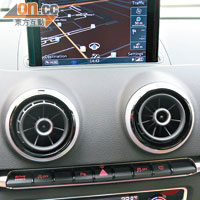 中控台頂設7吋顯示屏，可藉MMI系統控制。