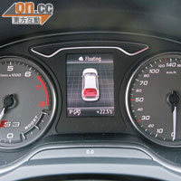 兩圈式儀錶板簡潔實用，中間屏幕顯示行車資訊。