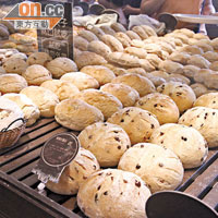 麵包都是放在中央的大木枱子上，這使麵包更能透氣，不易受潮濕影響，保持其QQ的口感。