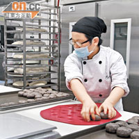 所有香港師傅都在台灣總店受訓了一個月，傳承了手感烘焙的重點，保證吃出台灣風味的麵包。