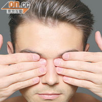 最後先摩擦手掌產生熱力，再覆蓋眼部讓熱力及眼霜慢慢滲透至肌膚底層。