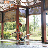 度假村設有開放式暖水池，邊看風境邊浸浴，感受馬來西亞人的休閒生活。