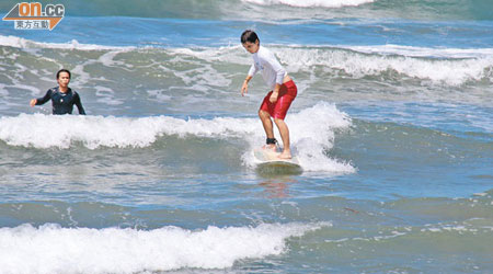 庫塔海灘是衝浪勝地，不少人在這裏上人生第一堂衝浪課。
