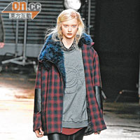 格仔外套的fur領及手臂位置的皮革補丁，以拼布手法呈現出強烈的設計感。