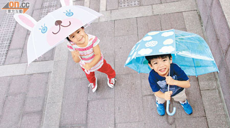 要襯得起孩子的活潑個性，傘子的設計也得好玩一點。立體兔子雨傘豎起長長的耳朵，十分Kawaii，另一款設計則以藍天白雲為主題，同樣搶眼！$149/把（a）