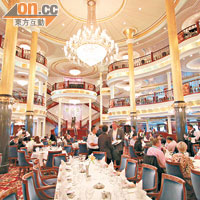 船上多間不同類型的餐廳和主餐廳均提供免費餐飲服務。