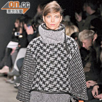 Knit wear的誇張樽領及手袖，富於空間感，加上拼紋的手法使造型更有看頭。