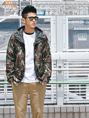 綠色迷彩Jacket $2,399<BR>白色Print Tee $599 <BR>卡其色 Chino Pants $899<BR>All from（a）