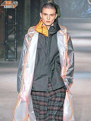 螢光包邊的透視雨衣，使系列帶有一種超現實的未來感。