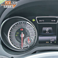 雙圈式儀錶板，中間顯示清晰行車資料。