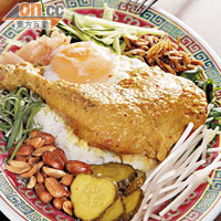 Nasi Lemak $135<BR>咖喱雞椰漿飯是馬來西亞名菜，咖喱比想像中香辣，加了椰漿去煮令味道更香甜濃郁，江魚仔、青瓜、雞蛋等配料亦很豐富。