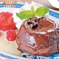 Molten Chili Chocolate Cake $90 <BR>賣相像心太軟的朱古力蛋糕加入了辣椒、Ginger Crème Anglaise和椰子，中和了雲呢拿和朱古力的甜味，略帶微辣感覺不膩滯。