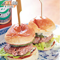 Fatty Sliders $110<BR>漢堡包是美國菜的代表，這個加入蒜粒、辣椒醬、青瓜等餡料的漢堡帶有濃烈東南亞風味，選用秘方調味的牛肉鬆化且肉汁豐富。