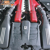 自然吸氣設計的6.2公升V12引擎，釋出馬力高達740hp！
