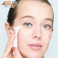 使用清爽的化妝水輕抹面部，或分區敷在面上，即在痘痘生長的位置輕印便可。