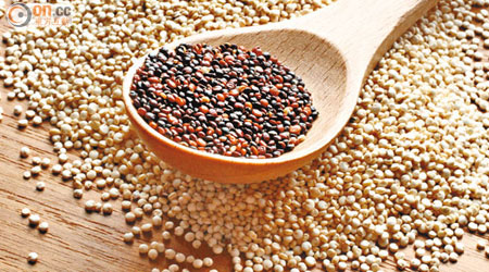 藜麥品種約有2,000多個，圖中的是紅白黑三色，當中又以紅藜麥纖維成分稍高。 