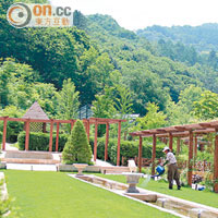 Jade Garden內有24個園區，最受歡迎的是意大利花園，設有草坪、噴泉和羅馬式建築，是新人拍攝婚紗照的勝地。