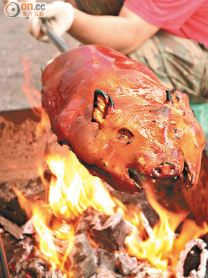 炭燒乳豬<br>原隻乳豬分量十足，師傅很有心機，將乳豬烤約20分鐘至皮脆肉香，由於製作需時，想食要先預訂。