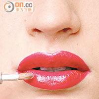 03 /可先以鮮紅色唇膏打底塗滿整個唇部，然後以深一度的紅色唇膏塗在唇中央，使唇妝更立體。