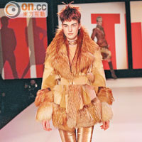 Fur coat沿用不對稱的剪裁技巧，配襯貼褲與長boots，英氣十足。