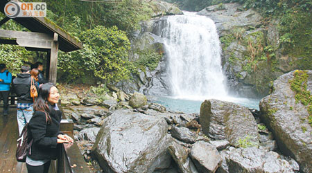 信賢瀑布的上段能讓訪客近距離感受瀑布氣勢。