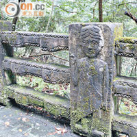 信賢村一帶是泰雅族的聚居地，隨時看到特色石雕。