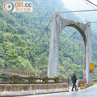 從信賢舊道離開園區時，別錯過到長1,300米，可欣賞南勢溪谷景色的信賢吊橋。