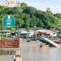 碼頭沿岸都是漁村，不過河道內原來有鱷魚出沒，因此嚴禁戲水。