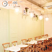 餐廳以粉綠配米白色調，沒多餘擺設，簡潔得來帶Detail位，整體感覺很清新。