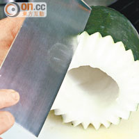 直擊！一個瓜盅的誕生：Step 1<br>冬瓜切半後用菜刀在瓜邊切出鋸齒。